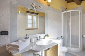 Douche, sèche-cheveux, bidet