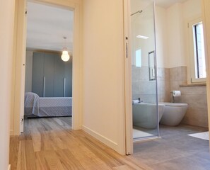 Dusche, Haartrockner, Bidet, Handtücher