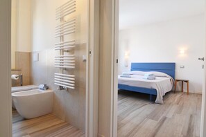 淋浴设施、吹风机、坐浴桶、毛巾