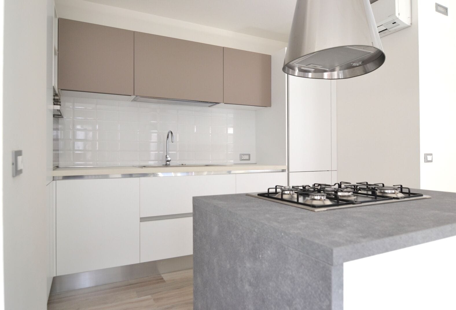 Kjøleskap, ovn, kokeplater og oppvaskmaskin