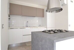 Kühlschrank, Ofen, Herdplatte, Geschirrspüler