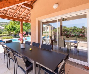 Outdoor dining - Villa Bonne Vie for 10 people with private pool (Vallon-Pont-d'Arc)