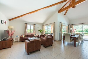 TV, DVD-spiller og stereoanlegg