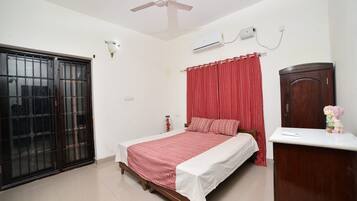 3 bedrooms, desk, iron/ironing board, free WiFi