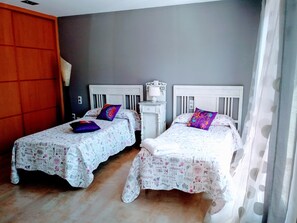 3 chambres, coffre-fort, fer et planche à repasser