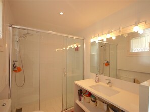 Hair dryer, towels, toilet paper - LOVELY GARDEN HOUSE in MAR MENUDA (Tossa de Mar)