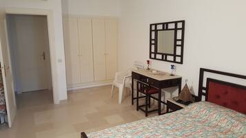 1 bedroom, bed sheets