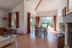 Télévision, cheminée, lecteur de DVD, table de tennis de table