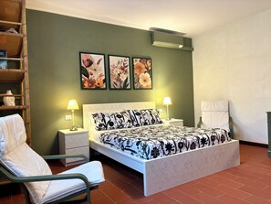 4 bedrooms, in-room safe, desk, iron/ironing board - Villa with lake view, private garden and safe parking! (bellagio)