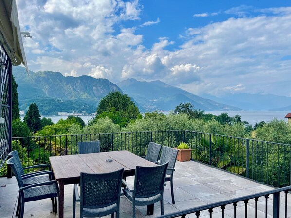 Outdoor dining - Villa with lake view, private garden and safe parking! (bellagio)
