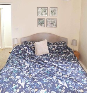 2 bedrooms, desk, iron/ironing board, free WiFi - Garden flat, dog friendly, sleeps 3/4, enclosed garden, parking, level access (Tiverton)