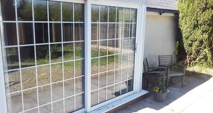 Garden flat, dog friendly, sleeps 3/4, enclosed garden, parking, level access