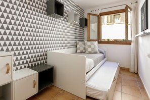 3 bedrooms, iron/ironing board, internet, bed sheets