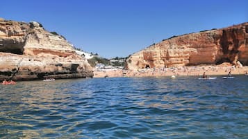 Playa en los alrededores y toallas de playa