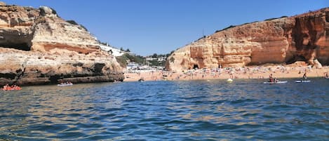 Playa en los alrededores y toallas de playa