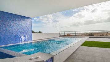 Piscine couverte, piscine extérieure