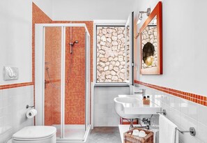 Dusj, hårføner og håndklær