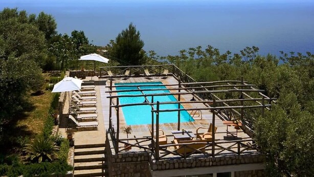 A rooftop pool with a clear view of the sea, surrounded by lounge chairs and umbrellas. - Le Capannelle - Boheme by Feeling Italy (Massa Lubrense)