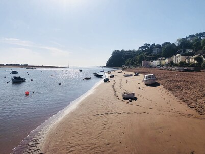 Cosy Seaside Cottage, minutes from Beach & Village, Dog-Friendly, with parking.