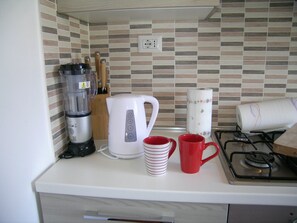Kühlschrank, Ofen, Herdplatte, Wasserkocher mit Kaffee-/Teezubehör