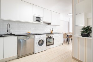 ثلاجة، ميكروويف، فرن، موقد طهي مسطح