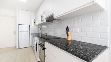 Een koelkast, een microgolfoven, een oven, een vaatwasser