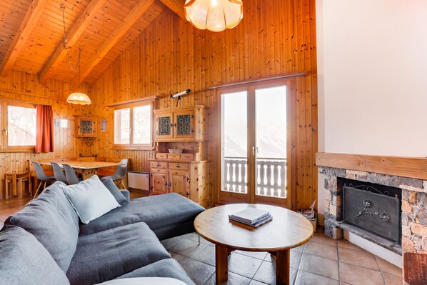 Smart TV, fireplace