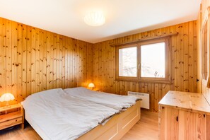 3 bedrooms, iron/ironing board, free WiFi