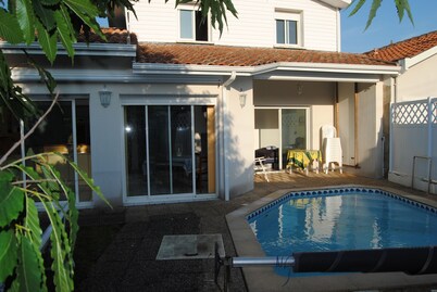 Spacious and bright villa in Andernos 200M from the Beach, sleeps 8-10
