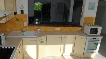 JÀÀkaappi, mikroaaltouuni, uuni, liesi