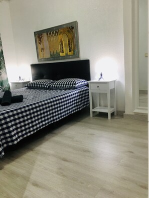 1 slaapkamer, een strijkplank/strijkijzer, reisbedje, wifi