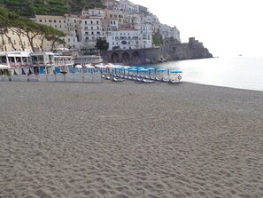 Playa en los alrededores y camastros 