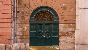 A green door with a decorative arch and a brass plate. - 1 Min to Pantheon – Designer 2BR Apt with 3 AC + Elevator (Roma)