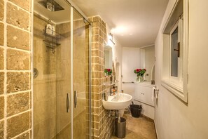 Douche, douche à « effet pluie », sèche-cheveux, bidet