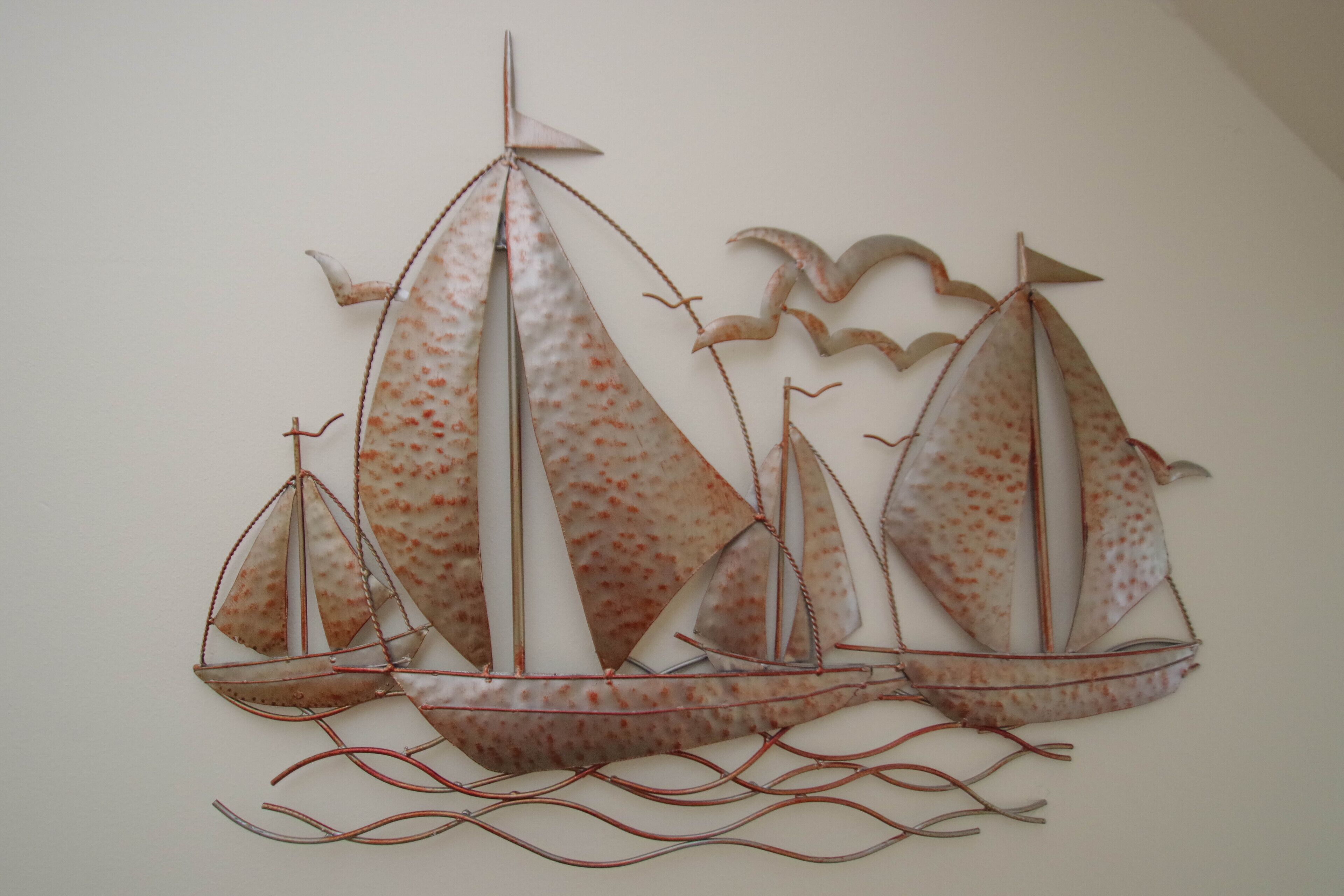 Ein Wandbild mit Segelbooten.