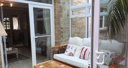 Edge of Old Village, close to shops, park and beach; ferry discounts