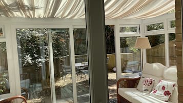 Smart-TV, DVD-Player, BĂŒcher