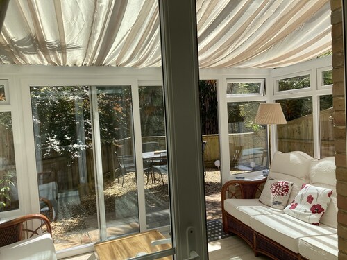 Edge of Old Village, close to shops, park and beach; ferry discounts