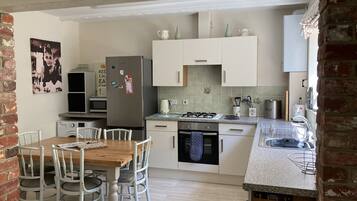 KĂŒhlschrank, Mikrowelle, Ofen, Herdplatte