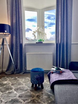 Smart TV, books - Central Apartment Linlithgow, near Edinburgh (Linlithgow)