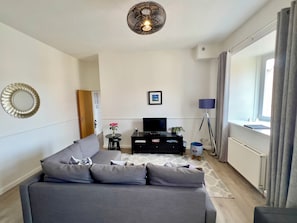 Smart TV, books - Central Apartment Linlithgow, near Edinburgh (Linlithgow)