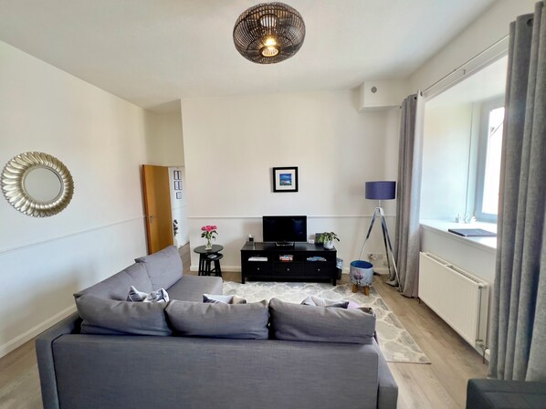 Smart TV, books - Central Apartment Linlithgow, near Edinburgh (Linlithgow)