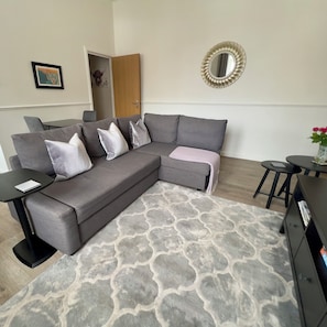 Smart TV, books - Central Apartment Linlithgow, near Edinburgh (Linlithgow)