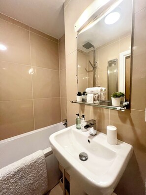 Combined shower/tub, eco-friendly toiletries, hair dryer, towels - Central Apartment Linlithgow, near Edinburgh (Linlithgow)