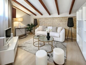 Tv, dvd-afspiller, stereoanlæg