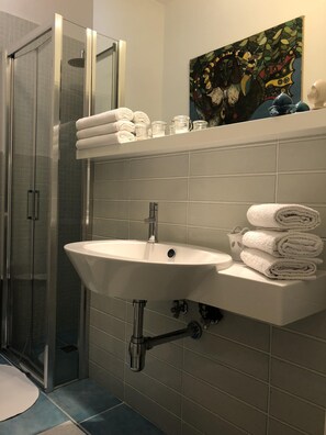 Doccia, asciugacapelli, bidet, asciugamani