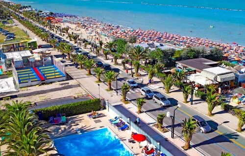 Appartement avec vue sur la mer à 100 m de la plage et à 200 m de la zone piétonne 