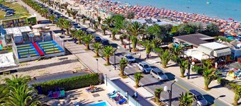 A 150 m dalla spiaggia e vicino al centro cittadino