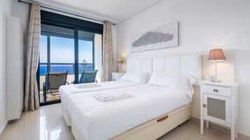 Een kluis op de kamer, een strijkplank/strijkijzer, gratis wifi