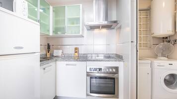 Réfrigérateur, micro-ondes, four, cafetiÚre/bouilloire